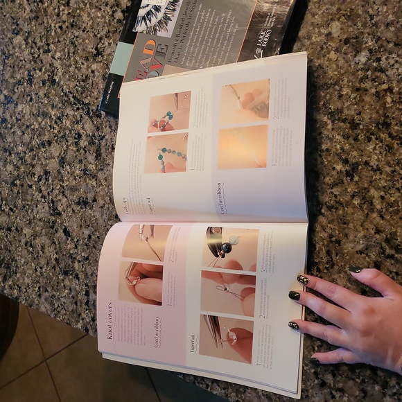 SOLD - 3/$25 ✨️ Set of 2 Beaded Jewelry Books - Picture 8 of 13